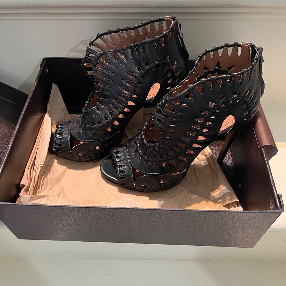Never worn Alaïa black shoes in size 39.5